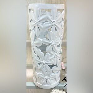 Haute Interiors WHITE Floral Cutout TABLE LAMP NEW